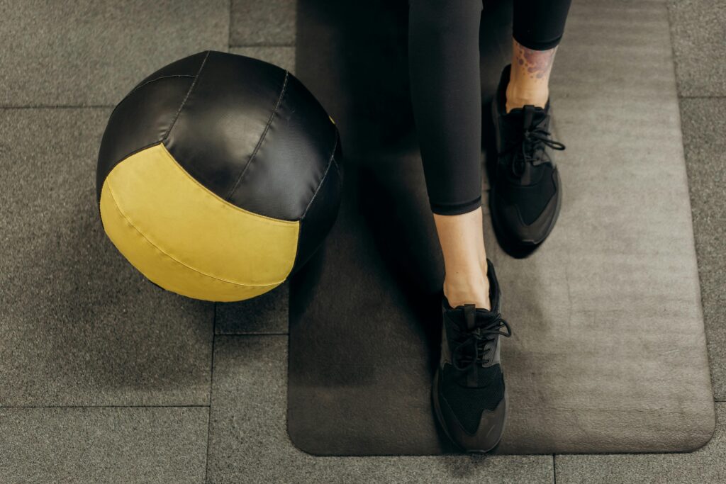 exercice avec ballon durant une séance de pilates
